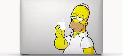 Adesivos personalizados com a identidade visual de uma marca aplicados em embalagens, vitrine e veículo