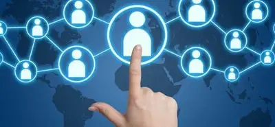Equipe de uma agência de publicidade em reunião de planejamento explicando como funciona uma agência de publicidade