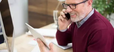 Equipe de marketing planejando estratégias para atrair mais clientes e estruturar a captação de clientes