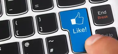 Equipe planejando estratégia de branding nas redes sociais para construir uma marca forte