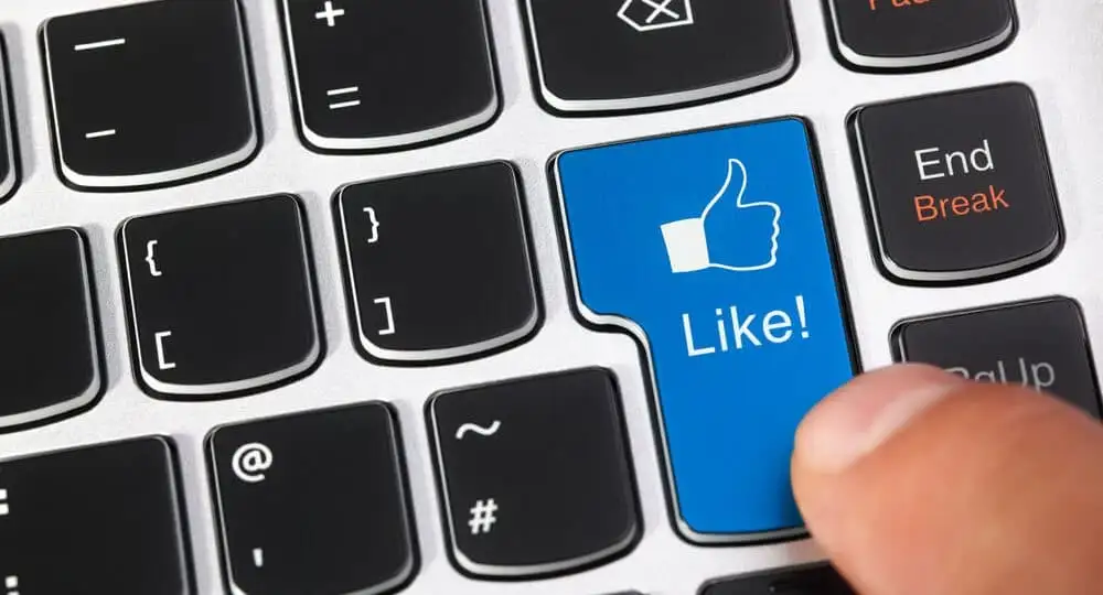 Equipe planejando estratégia de branding nas redes sociais para construir uma marca forte