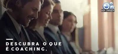Reunião de coaching empresarial com líder orientando equipe em sala de reunião
