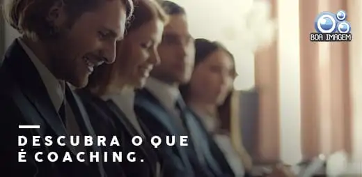 Reunião de coaching empresarial com líder orientando equipe em sala de reunião