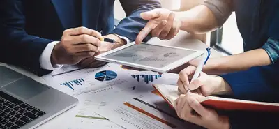 Equipe analisando gráficos e estratégias para aumentar o volume de vendas da empresa