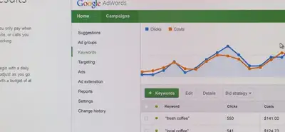 Profissional analisando como funciona o Google Ads em painel de campanhas no computador