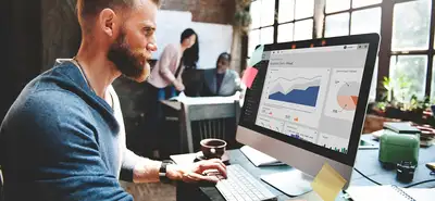 Equipe construindo uma estratégia de marketing de posicionamento para diferenciar uma marca no mercado