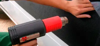 Equipe de design analisando como renovar a comunicação visual da empresa em peças de marca