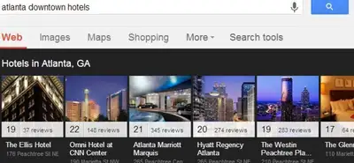Profissional analisando como aparecer em destaque no Google com SEO local em notebook e celular