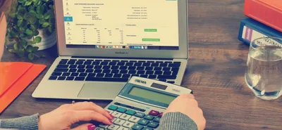 Equipe analisando relatórios para otimizar o orçamento de marketing da empresa
