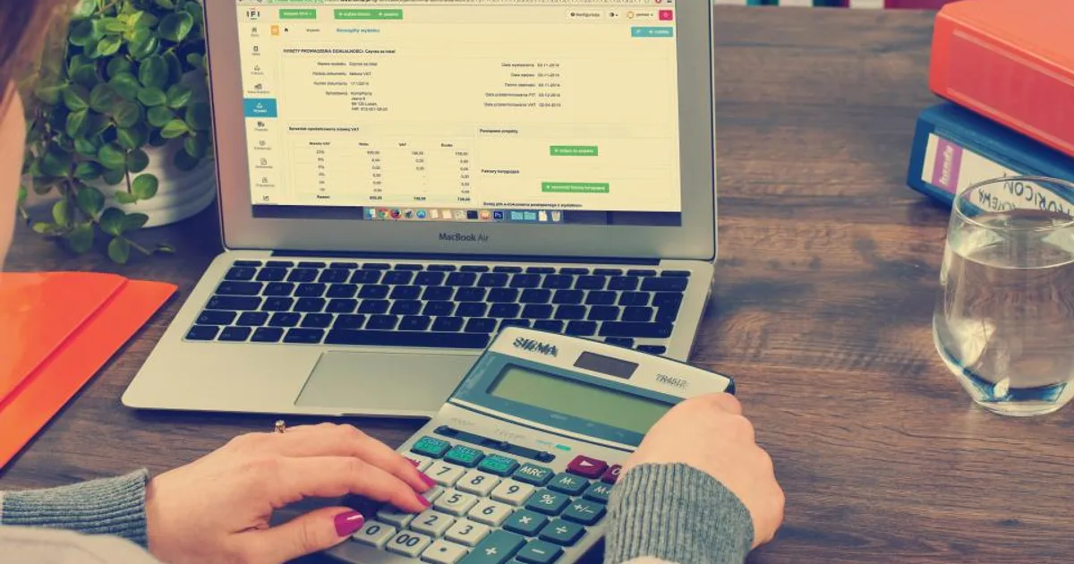 Equipe analisando relatórios para otimizar o orçamento de marketing da empresa