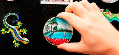 Ímã de geladeira personalizado de empresa fixado na porta de uma geladeira como peça de marketing offline