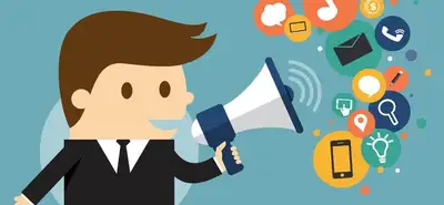 Profissional analisando estratégias de marketing digital em painel com métricas de campanhas online