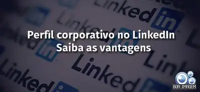 Profissional configurando um perfil corporativo no LinkedIn em notebook