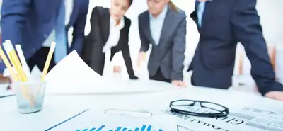 Empreendedores estruturando um plano de negócios com seus elementos-chave em reunião de planejamento