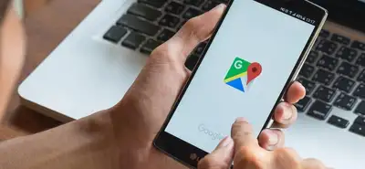 Cliente usando o tour virtual no Google para explorar o interior de uma empresa em 360 graus pelo celular