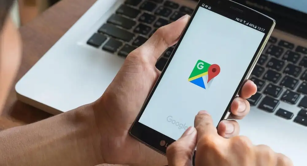 Cliente usando o tour virtual no Google para explorar o interior de uma empresa em 360 graus pelo celular