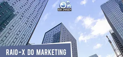 Profissional fazendo o raio-x do marketing de uma empresa, analisando métricas e canais em um painel