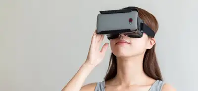 Pessoa usando óculos VR em uma experiência de realidade virtual no marketing de uma marca