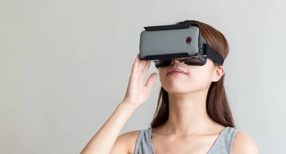 Pessoa usando óculos VR em uma experiência de realidade virtual no marketing de uma marca