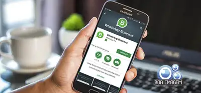 Foto histórica de um celular com a página de instalação do WhatsApp Business